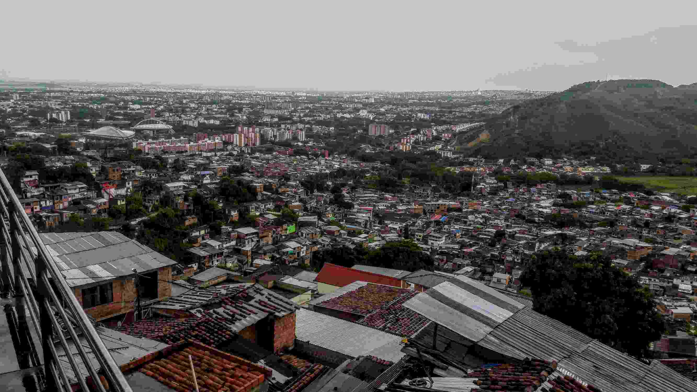 Image shows lots of housing on the outskirts of Cali city, Colombia